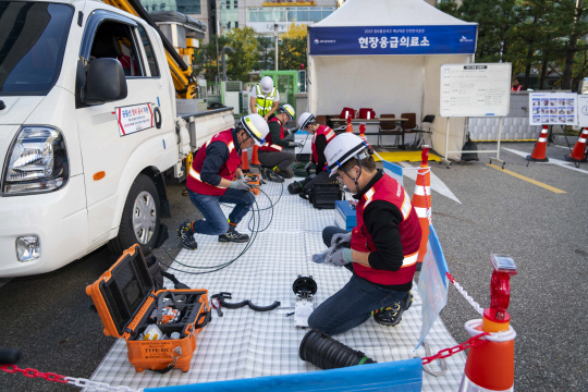 2일 SK텔레콤 대전 둔산 사옥에서 진행된 안전한국훈련 현장에서 작업자들이 통신 피해 복구 작업을 하고 있다. SKT 제공
